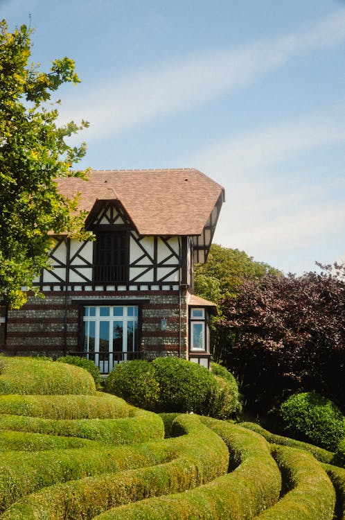 Bâtiment avec jardin